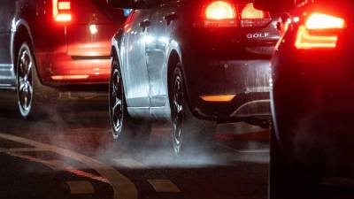 Fossile Kraftstoffe dominieren weiterhin den Energieverbrauch des Verkehrssektors. (Symbolbild) (Foto: Marjian Murat/dpa)