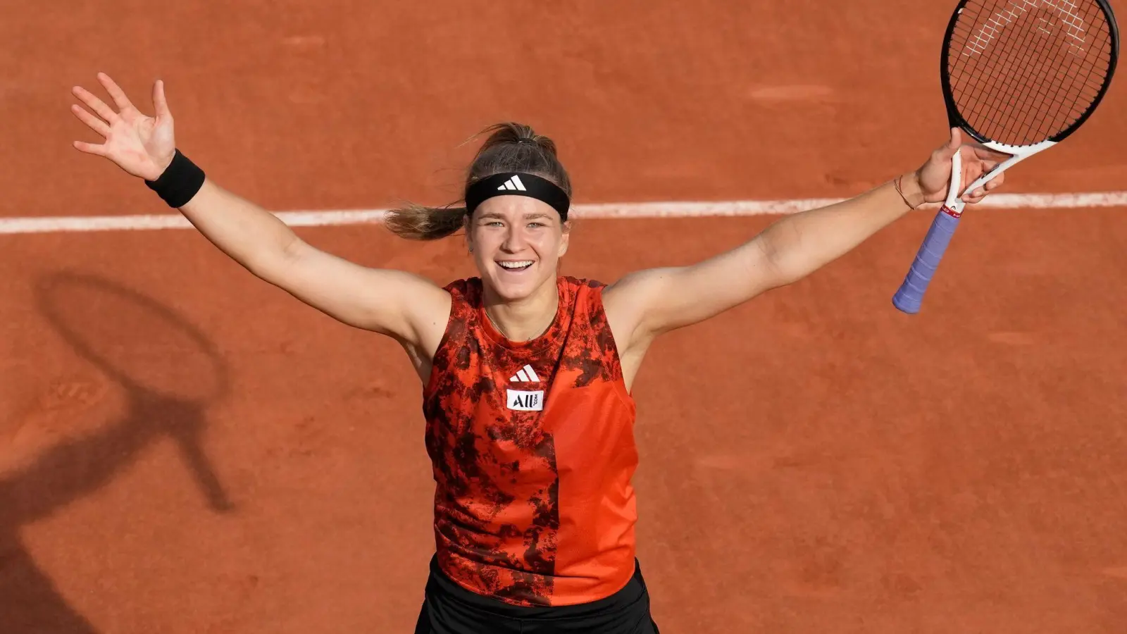 Karolina Muchova feiert einen überraschenden Sieg über Aryna Sabalenka. (Foto: Christophe Ena/AP/dpa)