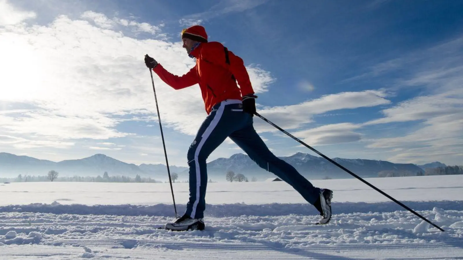 Langlaufski sind schmaler und leichter als Alpin-Ski. Welche Länge die richtige ist, hängt neben dem Fahrstil und der Körpergröße auch vom Gewicht ab. (Foto: Tobias Hase/dpa-tmn/dpa)