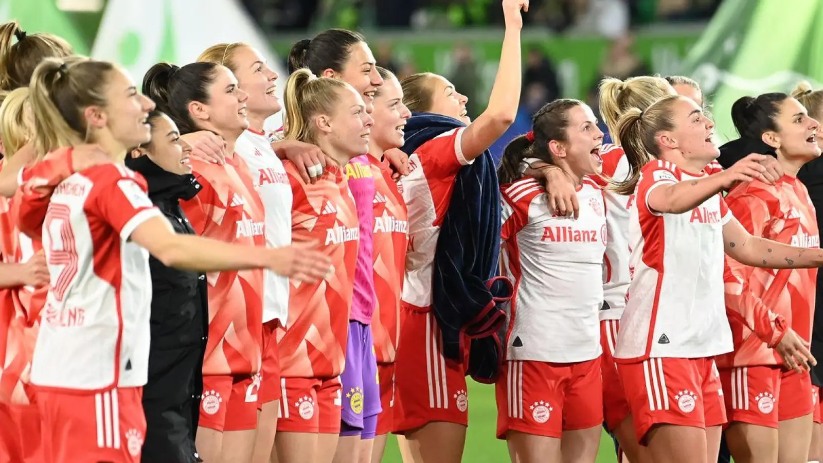 Münchens Spielerinnen feiern den Sieg in Wolfsburg. (Foto: Swen Pförtner/dpa)