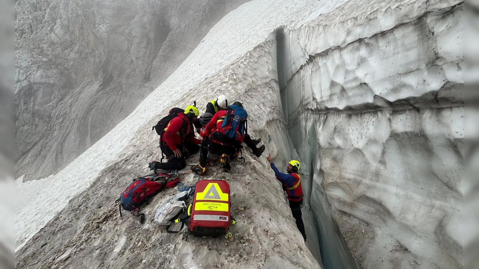 Die Bergwacht Grainau rettet einen Mann am Höllentalferner aus einer Gletscherspalte. (Foto: Tobias Stöffelbauer/Bergwacht Grainau/dpa)