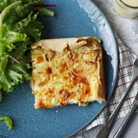 Ein grüner Salat passt wunderbar zum Zwiebelkuchen. (Foto: Mareike Pucka/biskuitwerkstatt.de/dpa-tmn)