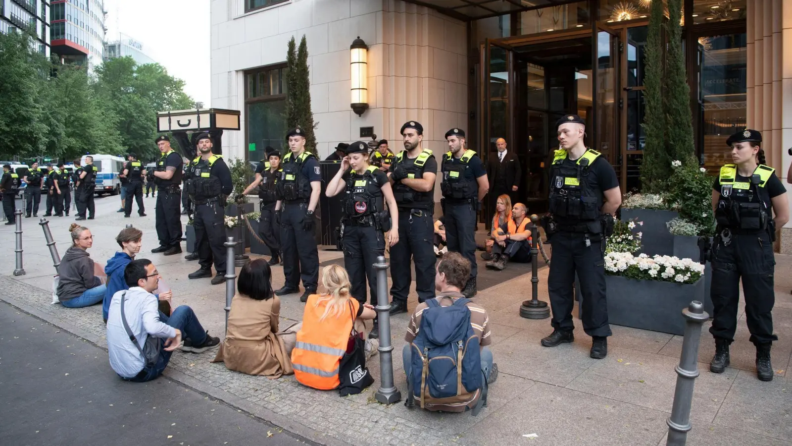 Polizeieinsatz am Haupteingang des Hotels Ritz-Carlton in Berlin, wo eine Protestaktion von Klima-Demonstranten stattfindet. (Foto: Paul Zinken/dpa)