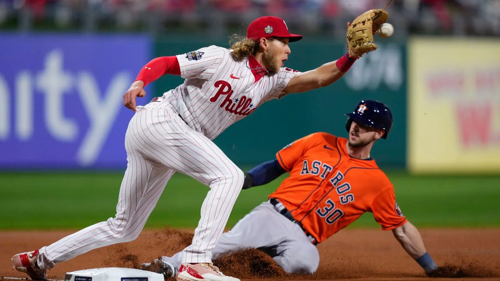 Kyle Tucker von den Houston Astros ist sicher an der dritten Base hinter Alec Bohm, dem dritten Baseman der Philadelphia Phillies. (Foto: Matt Slocum/AP/dpa)