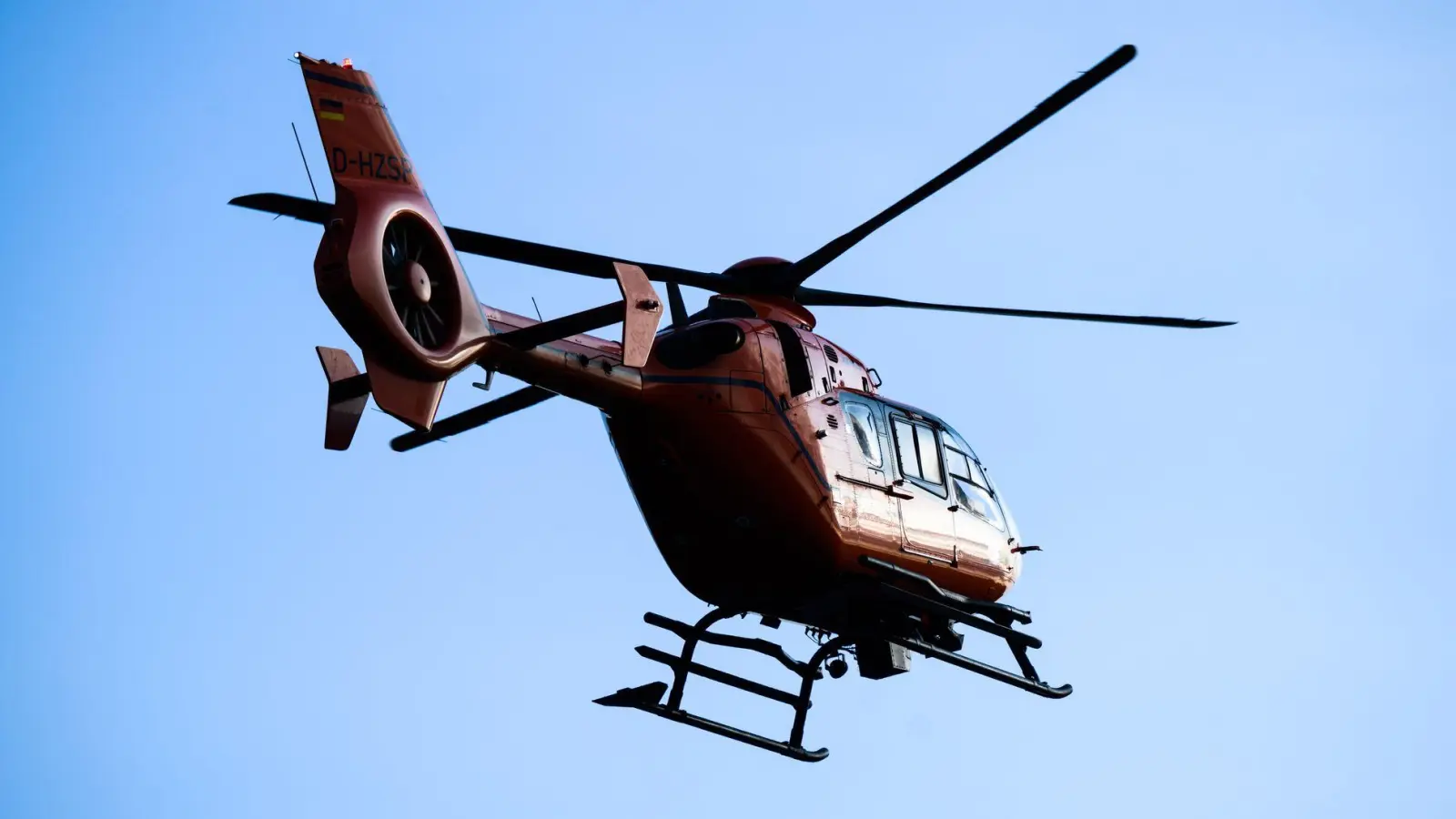 Der Mann wurde nach ersten Reanimationsmaßnahmen mit dem Hubschrauber in eine Klinik gebracht. (Symbolbild) (Foto: Julian Stratenschulte/dpa)
