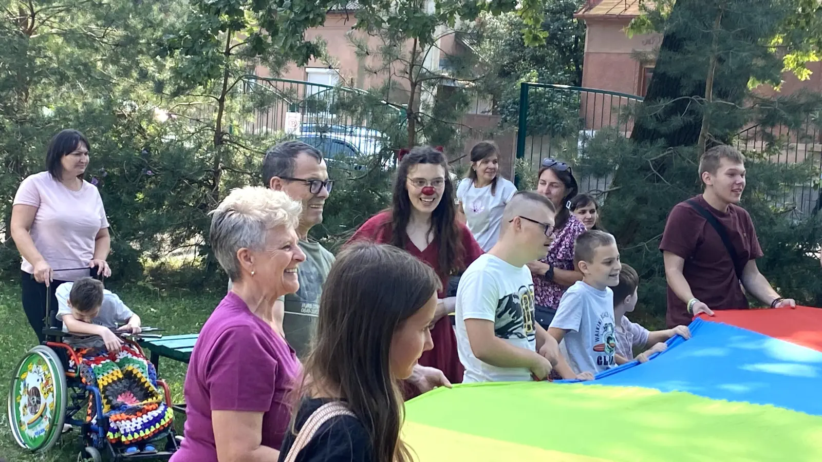 Die ukrainischen Kinder freuen sich über ihre neuen Spielzeuge. (Foto: Jakob Dechant)