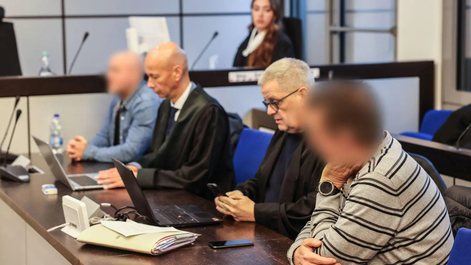 Es herrscht große Anspannung kurz vor der Urteilsverkündung. (Foto: Oliver Berg/dpa)