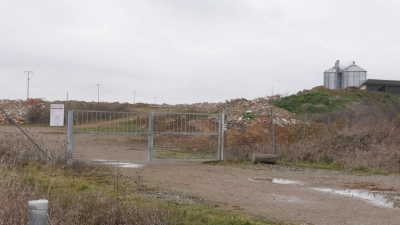 Die Bauschuttdeponie in Gleizenberg, die wie jene auf dem Foto bei einem anderen Ort mit einem Tor gesichert war, verzeichnet eine erstaunliche Beschädigung. (Symbolbild: Ulli Ganter)