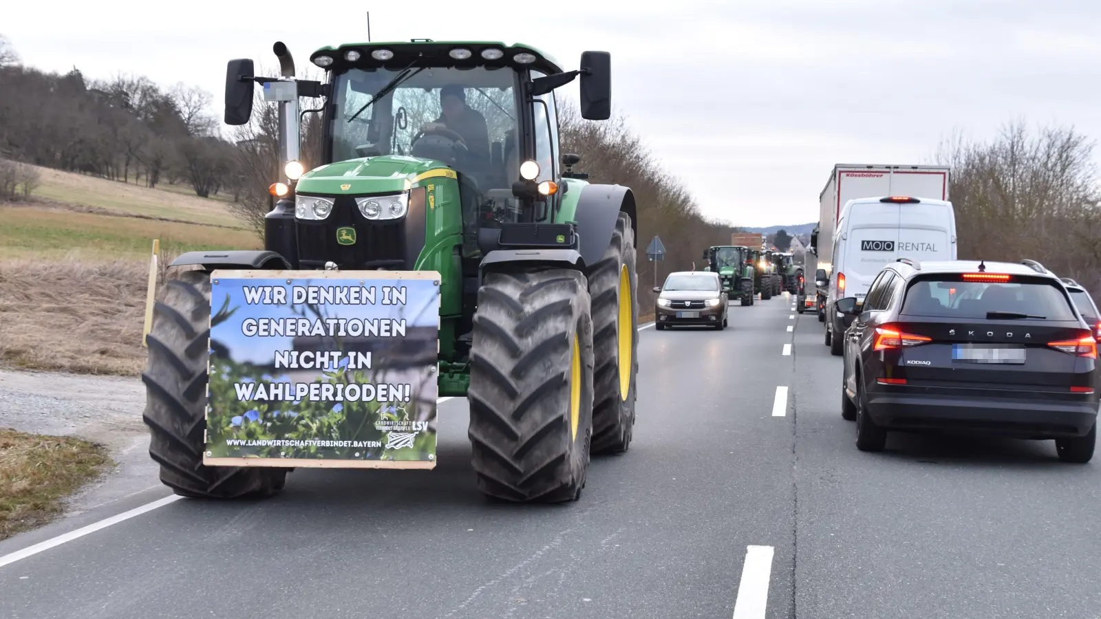 „Wir denken in Generationen, nicht in Wahlperioden“: Die Landwirte werfen der Bundesregierung auch fehlende Weitsicht vor – hier ein Foto von der B8 bei Neustadt. (Foto: Andreas Reum)