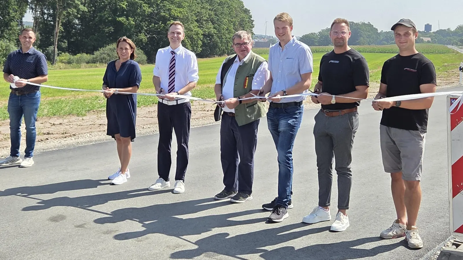 Über einen wichtigen Lückenschluss beim Ausbau der Kreisstraße NEA8 freuen sich (von link)s: Timo Schütz, Straßenmeister Kreisbauhof Scheinfeld, Sandra Winkelspecht, Bürgermeisterin Emskirchen, Landrat Dr. Christian von Dobschütz, MdL Harry Scheuenstuhl, Niko Schwarz, Landratsamt Tiefbauverwaltung, Florian Reiß, Geschäftsführer Firma Dienstbier, René Lorenz, Bauleiter Firma Dienstbier.  (Foto: Rainer Weiskirchen)
