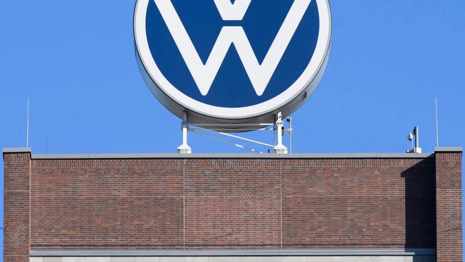 VW weitet die Altersteilzeit aus - die Personalkosten sollen sinken. (Foto: Julian Stratenschulte/dpa)