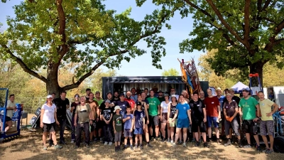 Eine große Gemeinschaft: Das Weinturm-Aufbau-Team lässt sich von Hitze nicht entmutigen und bleibt voller Vorfreude und motiviert bei der Sache. (Foto: Martin Bauer)