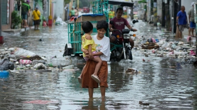 Viele Straßen waren völlig überflutet. (Foto: Aaron Favila/AP/dpa)