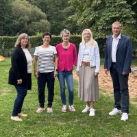 Die langjährigen Mitarbeiterinnen (v. li.) Petra Galliwoda, Chris Hetze, Nadja Hüftlein-Bossart und Sonja Schalk mit Martin Reutter, Vorstand des Diakonischen Werkes.  (Foto: Fabienne Weinhold )