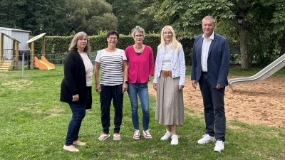 Die langjährigen Mitarbeiterinnen (v. li.) Petra Galliwoda, Chris Hetze, Nadja Hüftlein-Bossart und Sonja Schalk mit Martin Reutter, Vorstand des Diakonischen Werkes.  (Foto: Fabienne Weinhold )