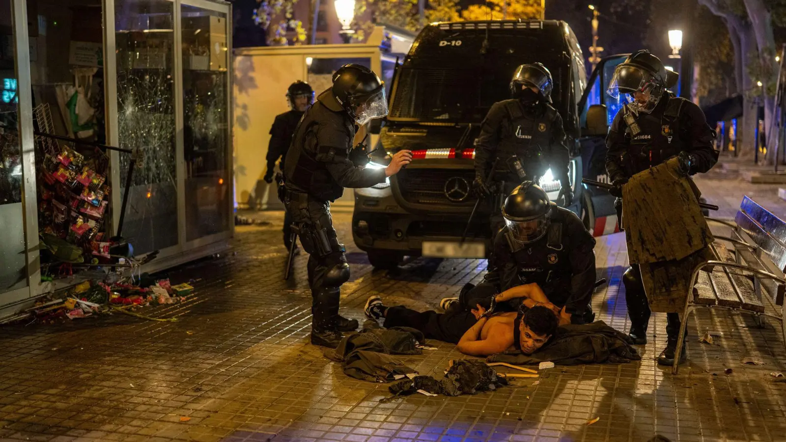Bei den Protesten in Barcelona gab es etliche Festnahmen.  (Foto: Lorena Sopêna/EUROPA PRESS/dpa)