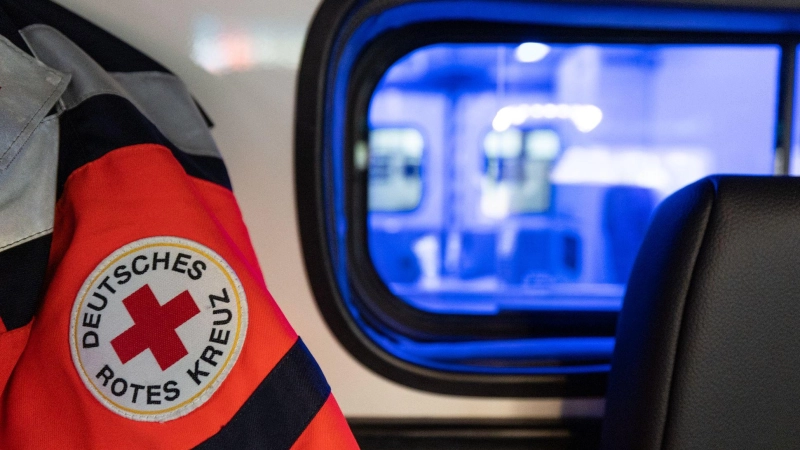 Die Verletzte wurde vom Rettungsdienst ins Ansbacher Krankenhaus gebracht. (Symbolbild: Hannes P Albert/dpa)