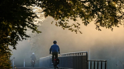 Radfahren während der Herbstsaison: Das erfordert eine Anpassung an die wechselnden Wetterbedingungen. (Foto: Jan Woitas/dpa/dpa-tmn)
