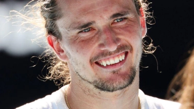 Alexander Zverev beim Interview mit Andrea Petkovic nach seinem Erstrundensieg in Melbourne. (Foto: Frank Molter/dpa)