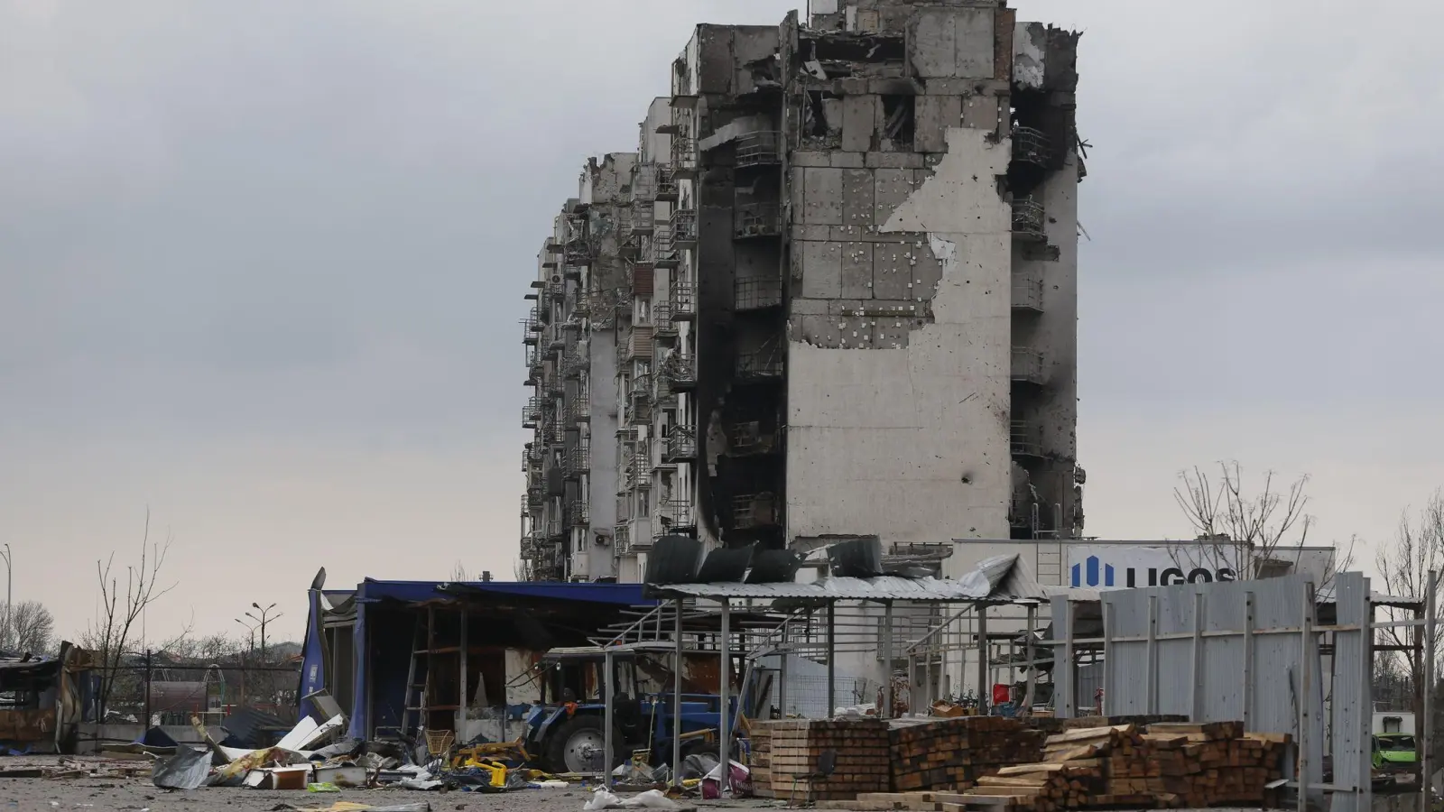 Nach russischen Angriffen: Ein beschädigtes Gebäude in Mariupol. (Foto: Victor/XinHua/dpa)