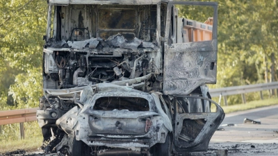 Sowohl das Führerhaus des Lastwagens als auch das Auto brannten aus. (Foto: Tizian Gerbing/dpa)