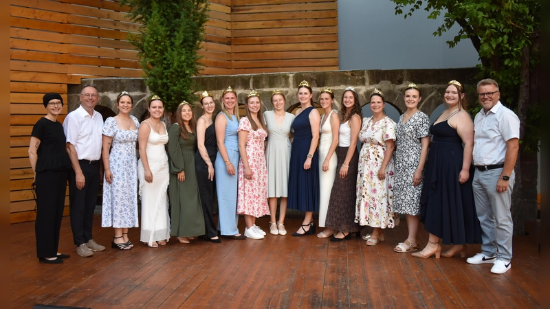 13 fränkische Weinhoheiten waren bei den Feuchtwanger Kreuzgangspielen zu Gast. Empfangen wurden sie von der Leiterin des Kulturbüros, stellvertretenden Intendantin und Dramaturgin, Dr. Maria Wüstenhagen, dem Fördervereinsvorsitzenden Herbert Lindörfer (von links) sowie von CSU-Kreisrat Stefan Horndasch (rechts).  (Foto: Erich Herrmann)