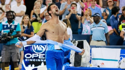 Novak Djokovic reißt sich nach dem Sieg das Hemd vom Leib. (Foto: Scott Stuart/ZUMA Press Wire/dpa)