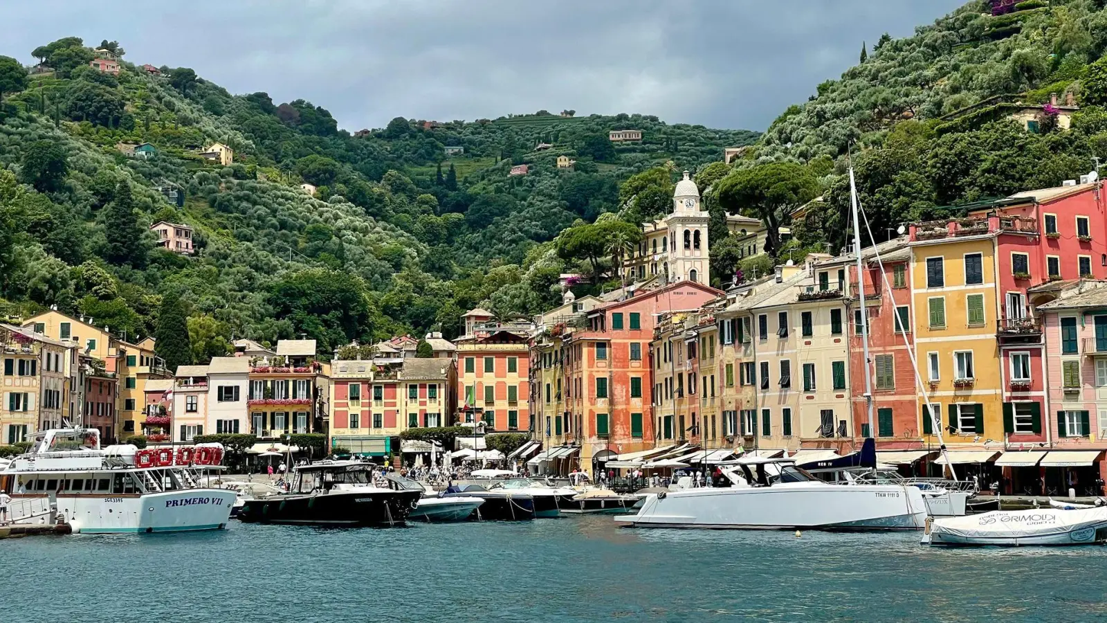 Einst ein ruhiges Fischerdörfchen, heute ein Jetset-Hotspot: Portofino östlich von Genua. (Foto: Bernhard Krieger/dpa-tmn)