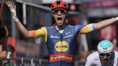 Jonathan Milan setzte sich auf der vierten Giro-Etappe im Sprint durch. (Foto: Massimo Paolone/LaPresse via ZUMA Press/dpa)