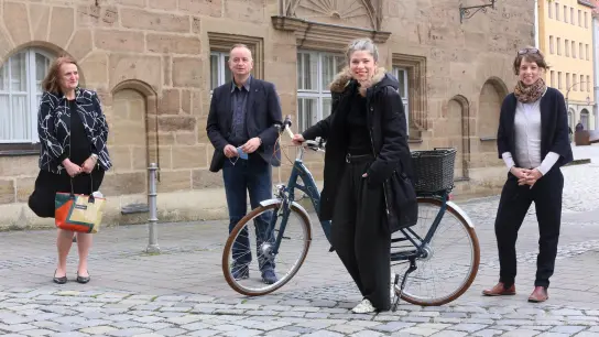 Mit Nele Pollatschek (Zweite von rechts) engagierte Ansbach 2021 erstmals eine Stadtschreiberin. Bettina Baumann (links), OB Thomas Deffner und Kulturamtsleiterin Nadja Wilhelm begrüßten sie. (Foto: Thomas Wirth)