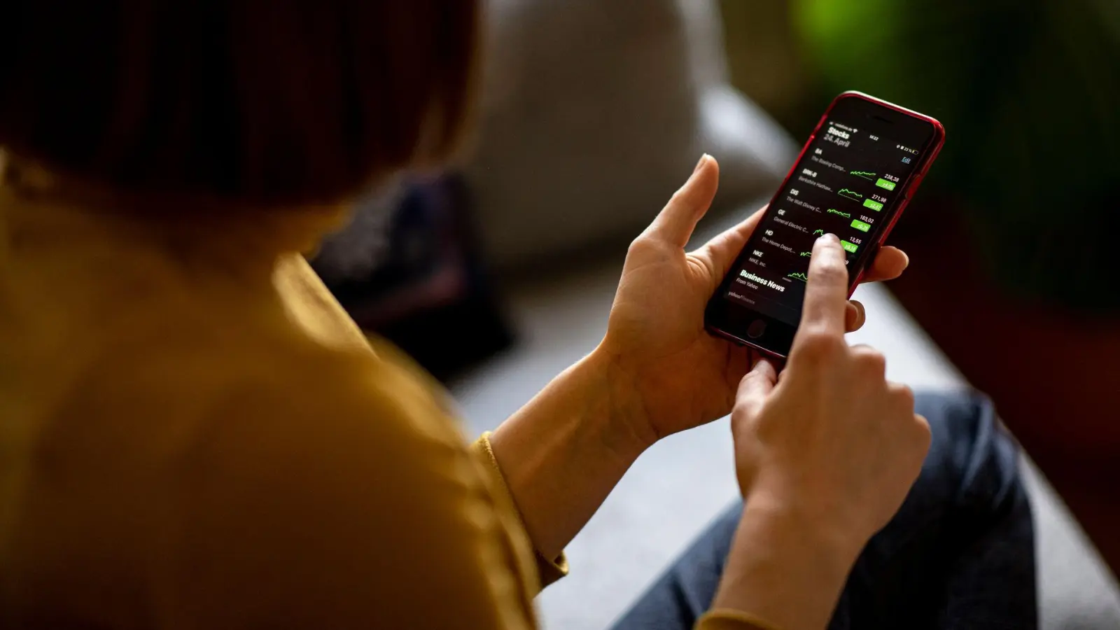 Aktien und Fonds günstig kaufen und verkaufen? Damit werben einige Depotanbieter. (Foto: Fabian Sommer/dpa/dpa-tmn)