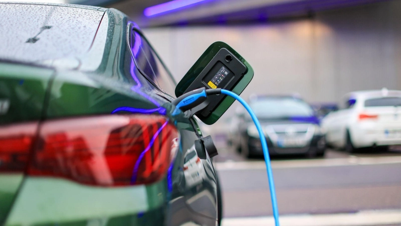 Liegt die tatsächliche Reichweite eines E-Autos deutlich unter der vom Hersteller angegebenen Reichweite, kann dies zum Rücktritt vom Kaufvertrag berechtigen. (Foto: Jan Woitas/dpa/dpa-tmn)