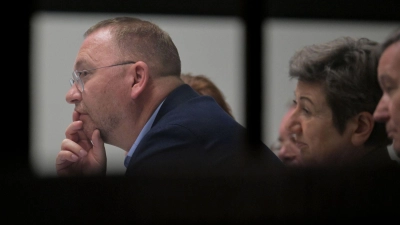 Verdi-Chef Frank Werneke informiert immer wieder zwischendurch seine Kollegen. (Foto: Michael Bahlo/dpa)