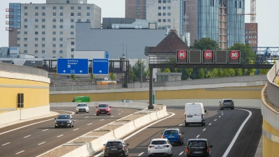 Die ersten Fahrzeuge rollen über das neue Teilstück der A100 in Berlin.  (Foto: Soeren Stache/dpa)