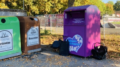 Eine Babyschale, Klamotten, Säcke mit vermutlich ebenfalls Klamotten: Am Altkleidercontainer neben der alten Halle in der Erlbacher Straße liegen Dinge, die dort nicht liegen sollten. CSU-Stadtrat Felix Kölle empfindet die Situation als verheerend. (Foto: Clarissa Kleinschrot)