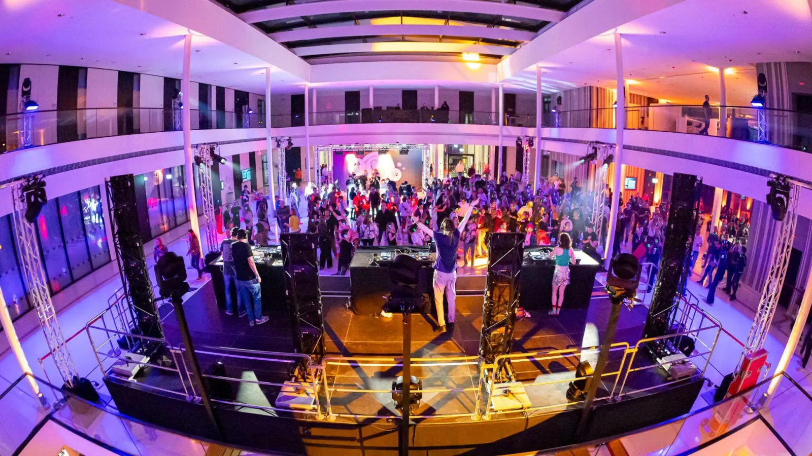 Hunderte Partygäste haben in Niedersachsens Landtag gefeiert.  (Foto: Michael Matthey/dpa)