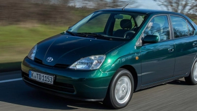 Hässliches Entlein und Elektro-Pionier: Ob man das Design des Toyota Prius nun mag, bleibt Geschmacksache. Seine Vorreiterrolle in Sachen Elektromobilität ist aber unbestritten. (Archivbild) (Foto: Toyota/dpa-tmn)