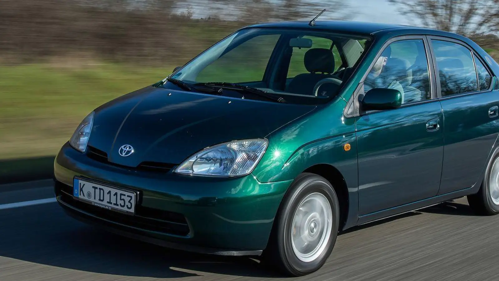 Hässliches Entlein und Elektro-Pionier: Ob man das Design des Toyota Prius nun mag, bleibt Geschmacksache. Seine Vorreiterrolle in Sachen Elektromobilität ist aber unbestritten. (Archivbild) (Foto: Toyota/dpa-tmn)