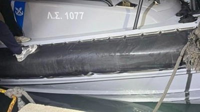 Das beschädigte Patrouillenboot der griechischen Küstenwache nach der Kollision mit dem Boot der Migranten. (Foto: -/Griechische Küstenwache/dpa)