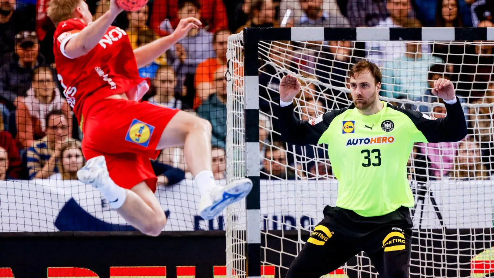 Die deutschen Handballer um DHB-Keeper Andreas Wolff hatten gegen die Dänen keine Chance. (Foto: Axel Heimken/dpa)