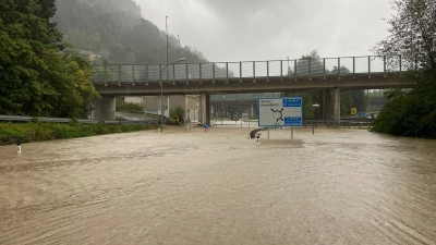 Eine Straße bei Wolfurt in der Nähe von Bregenz ist nach Starkregen überschwemmt. (Foto: Davor Knappmeyer/dpa)
