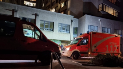 Feuerwehrleute sind am Klinikum am Urban in Berlin-Kreuzberg im Einsatz. (Foto: Dominik Totaro/dpa)