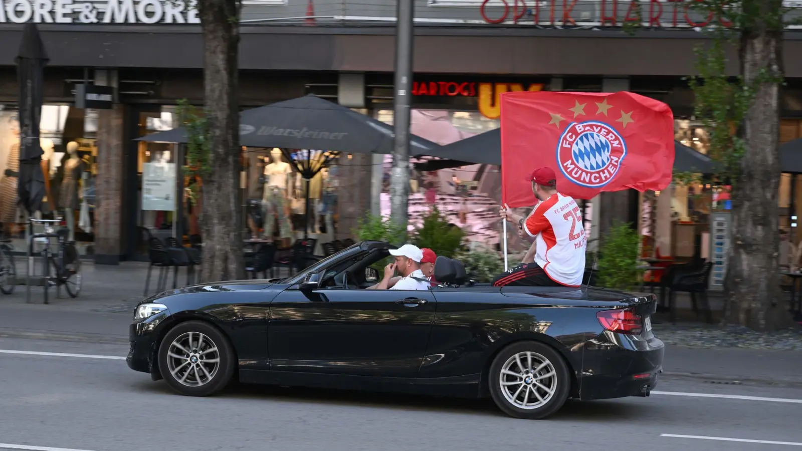 Bayern-Fans fahren nach der gewonnenen Meisterschaft über die Münchener Leopoldstraße. (Foto: Felix Hörhager/dpa)