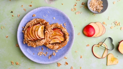 Schnell gemacht sind die Apfeltaler mit Haselnüssen, Zimt und Blätterteig aus dem Kühlregal. (Foto: Ariane Bille/BVEO/dpa-tmn)