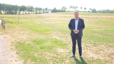 Auf dem Grundstück mit dem Bolzplatz und dem Beachvolleyballfeld wird die neue Schule in Diespeck gebauz (Foto: Christa Frühwald)
