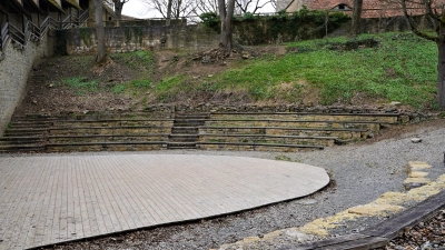 Für die Sanierung der Stöberleinsbühne werden im aktuellen Haushalt 30.000 Euro eingestellt. Die Nutzung für kulturelle Veranstaltungen ist allerdings „nicht ganz einfach“, sagt Franziska Krause. (Foto: Simone Hedler)