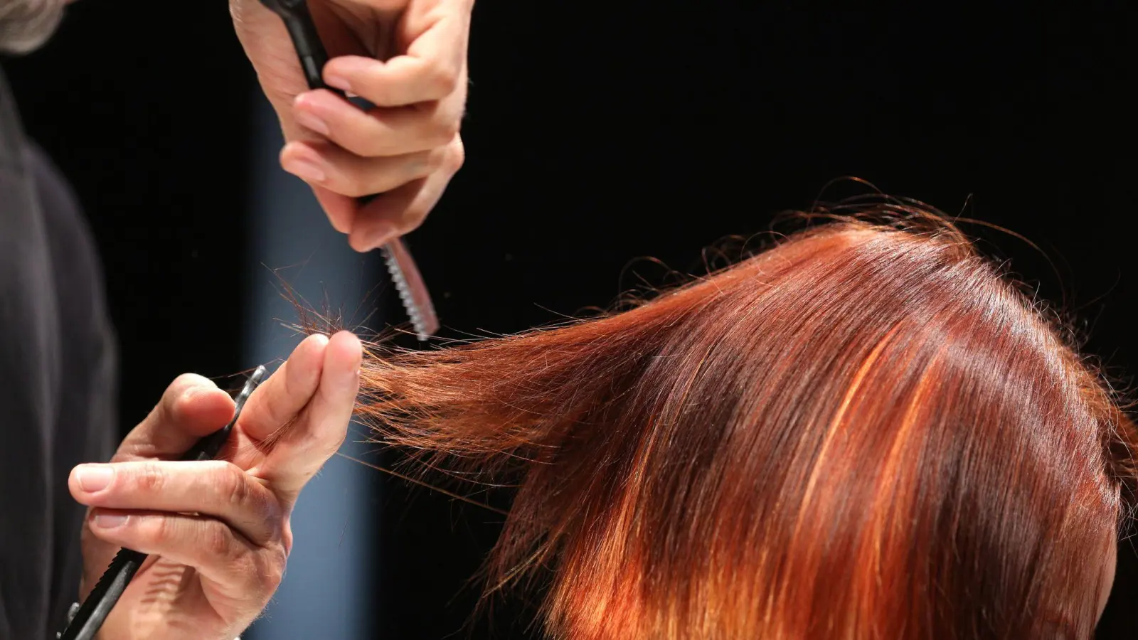 Das große Umstyling direkt vor dem Strandurlaub? Wer sich die Haare frisch färben lassen möchte, sollte den Termin lieber erst nach dem Urlaub machen.  (Foto: Ina Fassbender/dpa-tmn)