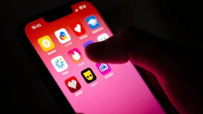 Vorsicht ist geboten: Auf den Dating-Portalen und -Apps können auch Betrüger unterwegs sein, sogenannte Love- oder Romance-Scammer. (Foto: Sina Schuldt/dpa/dpa-tmn)