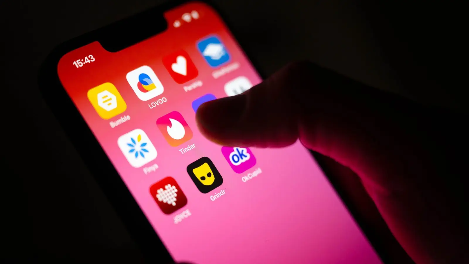 Vorsicht ist geboten: Auf den Dating-Portalen und -Apps können auch Betrüger unterwegs sein, sogenannte Love- oder Romance-Scammer. (Foto: Sina Schuldt/dpa/dpa-tmn)
