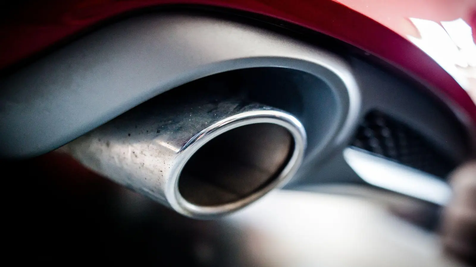 Der Auspuff eines Autos mit Dieselmotor. Die EU-Umweltminister stimmen am Dienstag über die Zukunft von Verbrenner-Autos ab. (Foto: Christoph Schmidt/dpa)